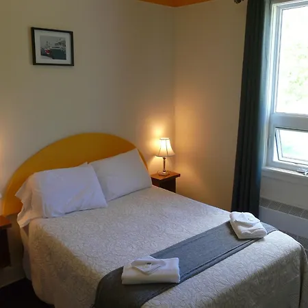 Auberge La Petite Ecole De Forillon Gaspe Room photo